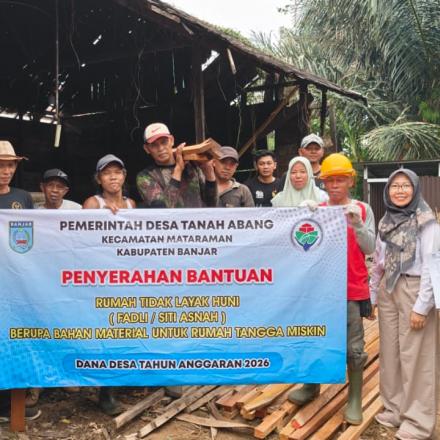 Peduli Kesejahteraan Warga , Pemerintah Desa Tanah Abang Serahkan Bantuan Material  untuk Rumah 
